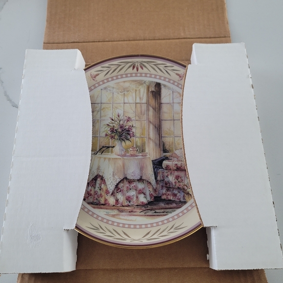 Trisha Romance "Mother's Arms" Plate - Picture 3 of 5